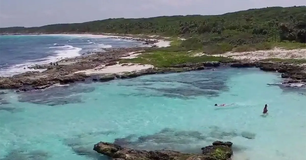 Vista de la playa en Caleta Tankah